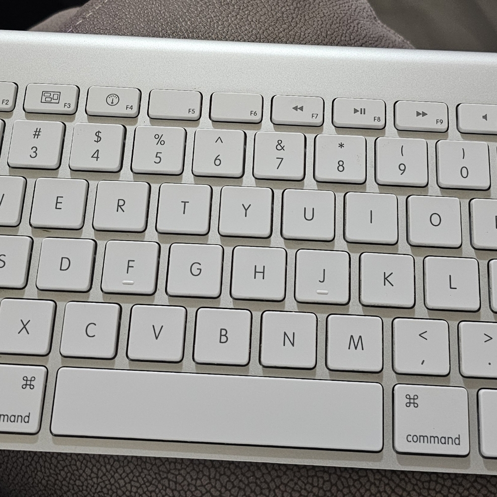 Original Apple Magic Keyboard (1) Bluetooth Wireless Model A1314 *Genuine Apple*